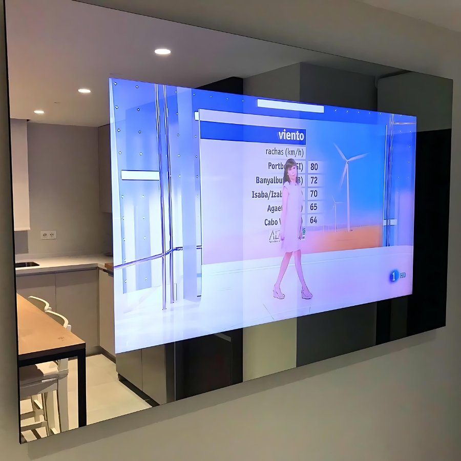 Espejo con TV en cocina minimalista con mobiliario en tonos neutros
